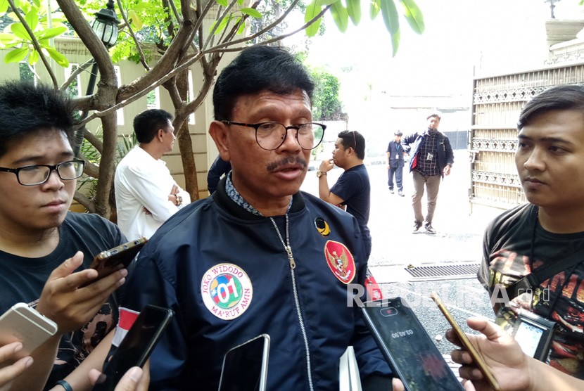 Wakil Ketua Tim Kampanye Nasional (TKN), Johnny G. Plate  di Posko TKN, Menteng, Jakarta Pusat, Selasa (19/2).