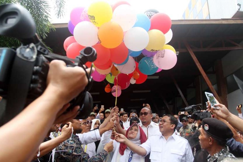 Wakil ketua tim pemenang calon presiden pasangan no urut 02 Prabowo-Sandi, Neno Warisman (dua ke kiri) dan Wakil ketua Gerinda Fadli Zon (dua ke kanan) melepaskan balon setelah deklarasi Kebangsaan Relawan Prabowo-Sandi Ganti Presiden, di Padang, Sumatera Barat, Sabtu (29/9).