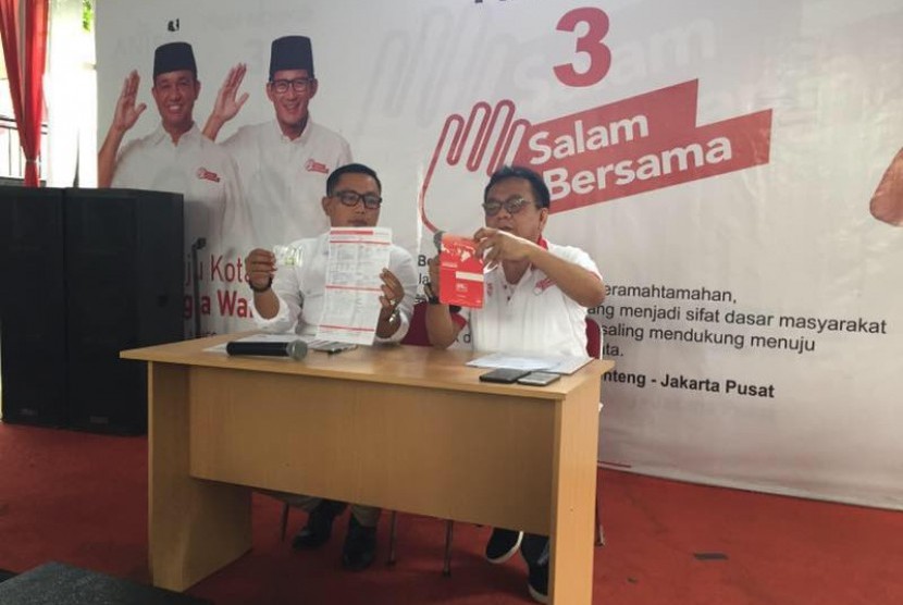 Wakil Ketua Tim Pemenangan Anies-Sandi, Muhamad Taufik (kanan) melaporkan Bank DKI ke OJK dan Bawaslu atas dugaan keterlibatan kampanye paslon Ahok-Djarot