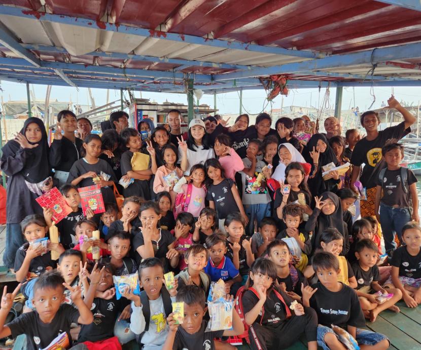 Wakil Ketua Tunas Indonesia Raya (Tidar), Aqila Rahmani bersama anan-anak di pesisir Jakarta.