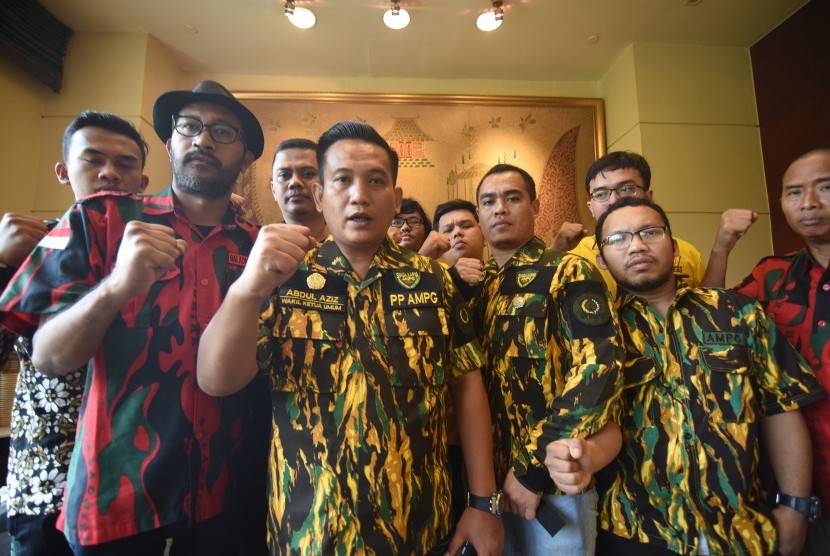 Wakil Ketua Umum Angkatan Muda Partai Golkar (AMPG) yang juga inisiator Barisan Pemuda Partai Golkar (BPPG) Abdul Aziz (kedua kiri) bersama anggota mendeklarasikan dukungan kepada kader Golkar Bambang Soesatyo sebagai calon Ketua Umum Partai Golkar di Jakarta, Ahad (16/6/2019).