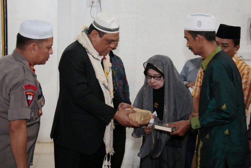Wakil Ketua Umum Dewan Masjid Indonesia (DMI), Komjen Pol Drs H Syafruddin MSi memberikan bantuan
