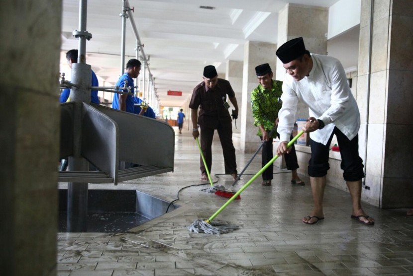 Wakil Ketua Umum Dewan Masjid Indonesia (DMI), Komjen Pol Syafrudin (kanan) dalam program 'Bersih-Bersih Masjid' di Masjid Istiqlal Jakarta, Selasa (8/5)