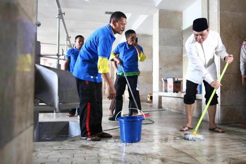 Wakil Ketua Umum Dewan Masjid Indonesia (DMI), Komjen Pol Syafrudin (kanan) dalam acara 'Bersih-Bersih Masjid' di Masjid Istiqlal, Selasa (8/5).