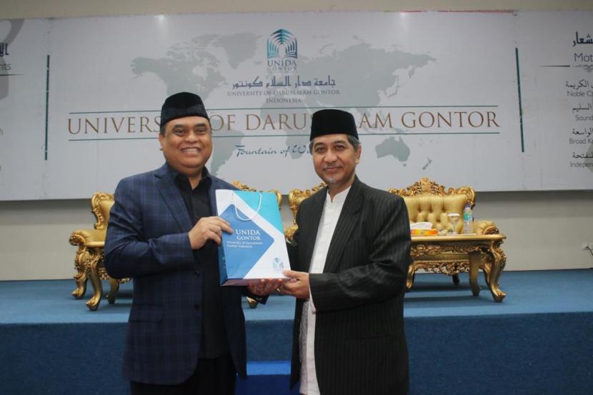 Wakil Ketua Umum Dewan Masjid Indonesia (DMI) Komjen Pol (Purn) Syafruddin (kiri) bersama Rektor Universitas Darussalam Gontor Prof Hamid Fahmi Zarkasyi (kanan) di Ponorogo, Jawa Timur, Kamis (24/2/2022). 