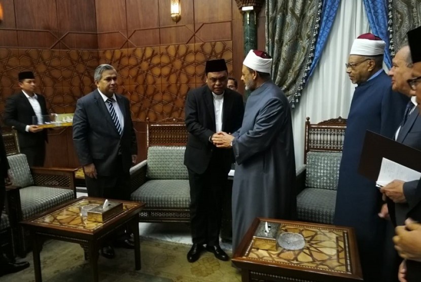 Wakil Ketua Umum Dewan Masjid Indonesia (DMI) Komjen Syafrudin (ketiga kiri) menyalami Grand Syeikh Al Azhar, Ahmad Muhammad Ath Thayyib dalam pertemuan di Kairo, Ahad (13/5).
