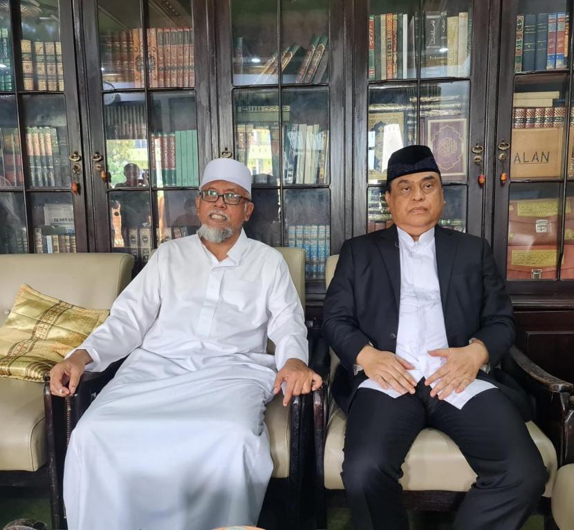 Wakil Ketua Umum Dewan Masjid Indonesia (DMI) Syafruddin (kanan) bersama Pengasuh Pondok Pesantren Al Hikmah 1 Brebes, KH Labib Sodiq Suhemi (kiri) saat bersilaturahim pada Jumat (25/2/2022).