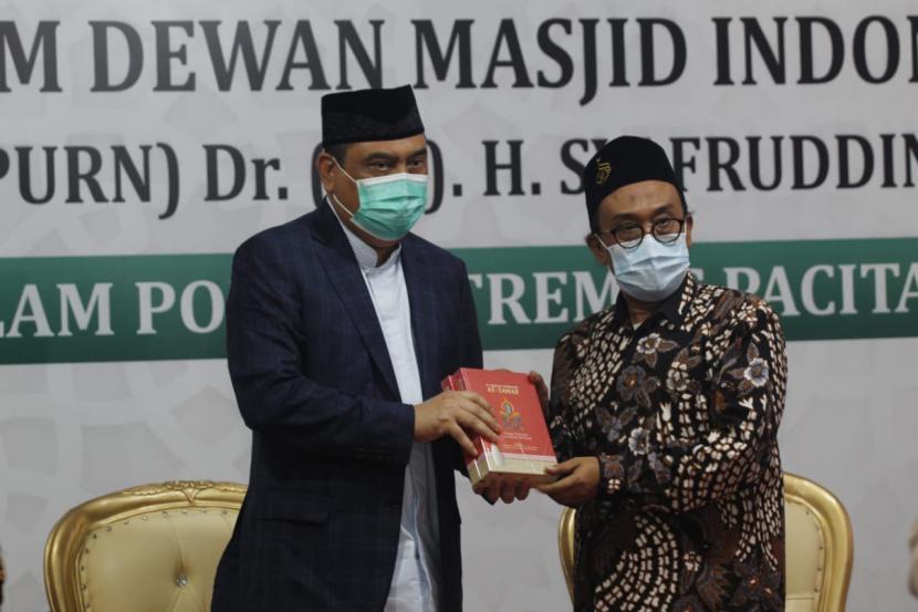 Wakil Ketua Umum Dewan Masjid Indonesia (DMI) Syafruddin (kiri) bersama Pengasuh Pondok Pesantren Tremas Gus Luqman Hakim Dimyati (kanan) saat bersilaturahim di Pacitan, Jawa Timur, Kamis (24/2/2022). 