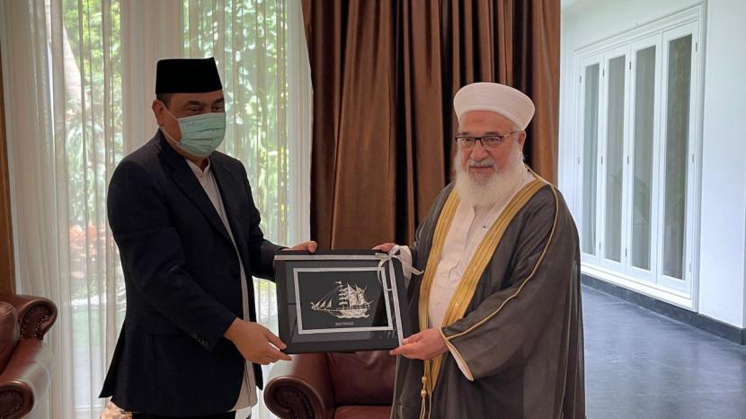 Wakil Ketua Umum Dewan Masjid Indonesia (DMI) Syafruddin (kiri) bersama anggota Forum Sufi Dunia Syaikh Dr Muhammad Rajad Dib, saat silaturahim di Jakarta, Ahad (27/2/2022). 