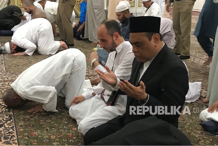 Wakil Ketua Umum Dewan Masjid Indonesia, Komjen Syafrudin memanjatkan doa di Raudhah, Masjid Nabawi, Madinah, Senin (14/5) dinihari.