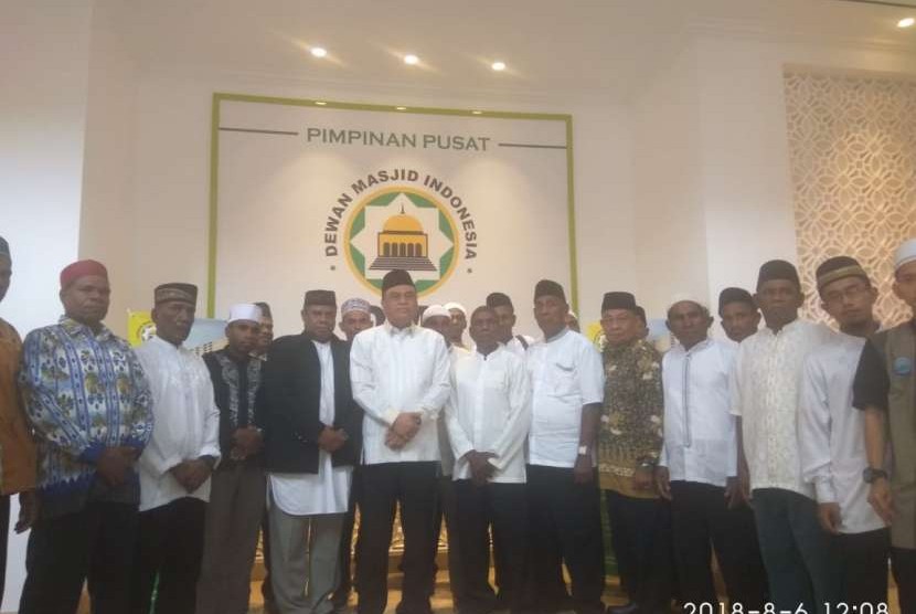 Wakil ketua umum DMI Komjen Pol Syafruddin melepas kepergian 25 calon jamaah haji yg juga para kepala suku di Papua dan Papua Barat; bertempat di kantor DMI Jakarta, Senin (6/8).