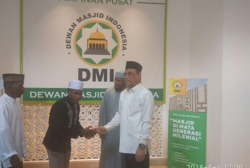 Wakil ketua umum DMI Komjen Pol Syafruddin melepas kepergian 25 calon jamaah haji yg juga para kepala suku di Papua dan Papua Barat; bertempat di kantor DMI Jakarta, Senin (6/8)