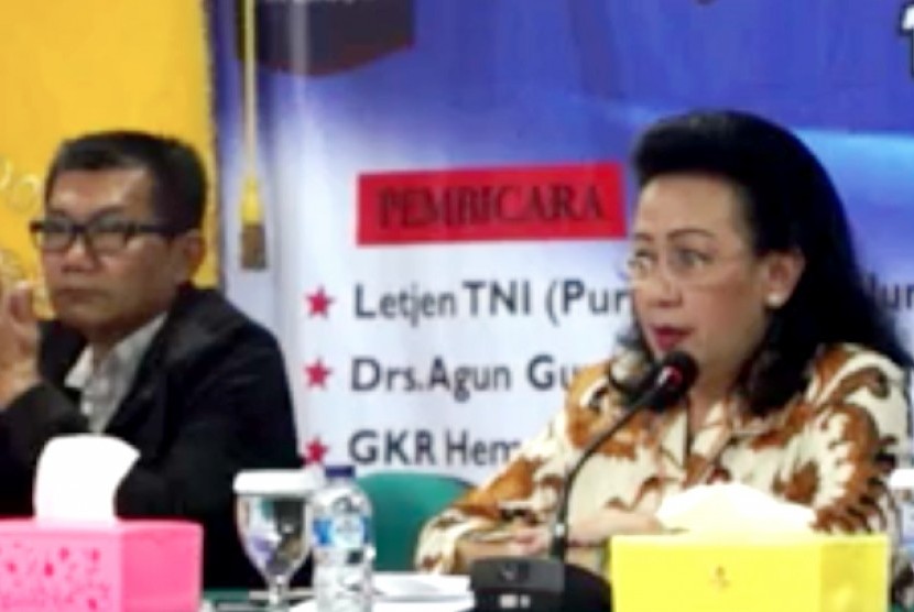 Wakil Ketua Umum DPD RI Gusti Kanjeng Ratu Hemas (kanan)