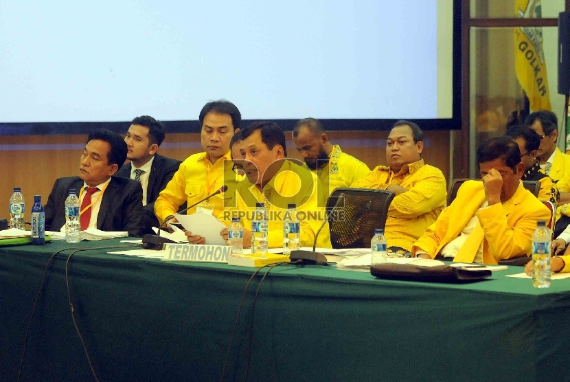  Wakil Ketua Umum DPP Golkar versi Munas Bali, Nurdin Halid (tengah) serta kuasa hukum Partai Golkar kubu Aburizal, Yusril Ihza Mahendra (kiri) mengikuti Sidang Mahkamah Partai Golkar di Jakarta, Rabu (25/2).  (Republika/Agung Supriyanto)