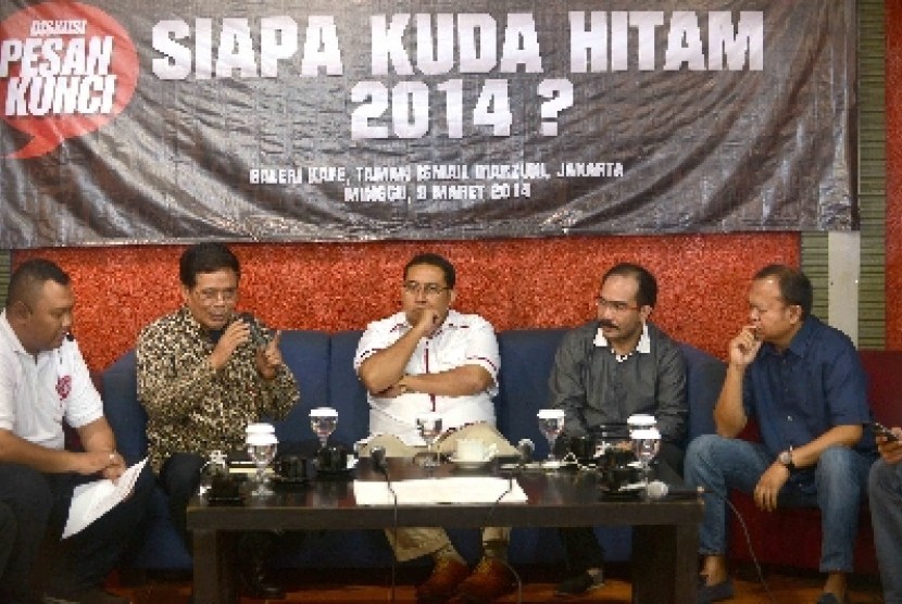 Wakil Ketua Umum DPP Partai Gerindra Fadli Zon (tengah).