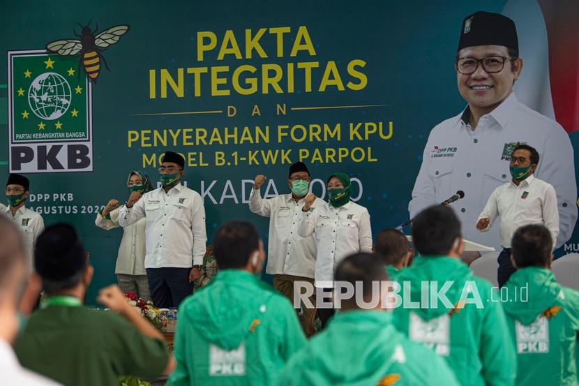 Wakil Ketua Umum DPP Partai Kebangkitan Bangsa (PKB) Jazilul Fawaid (ketiga kiri) dan Ida Fauziyah (kedua kanan) beserta jajarannya menyanyikan mars partai sebelum penandatanganan pakta integritas dan penyerahan form Model B.1-KWK Parpol bagi calon kepala daerah dari PKB di Jakarta, Senin (24/8/2020). Dalam keikutsertaan pada Pilkada serentak 2020 di 270 daerah, PKB menargetkan kemenangan 80 persen pada calon-calon kepala daerah yang mereka usung.