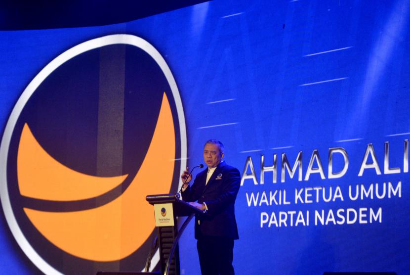 Wakil Ketua Umum DPP Partai Nasdem Ahmad Ali memberikan sambutan saat menghadiri Konsolidasi Kader Partai Nasdem di Makassar, Sulawesi Selatan, Ahad (25/9/2022) malam. Konsolidasi yang dihadiri sejumlah kader Partai Nasdem tersebut sebagai persiapan jelang Pemilihan Umum (Pemilu) 2024. 