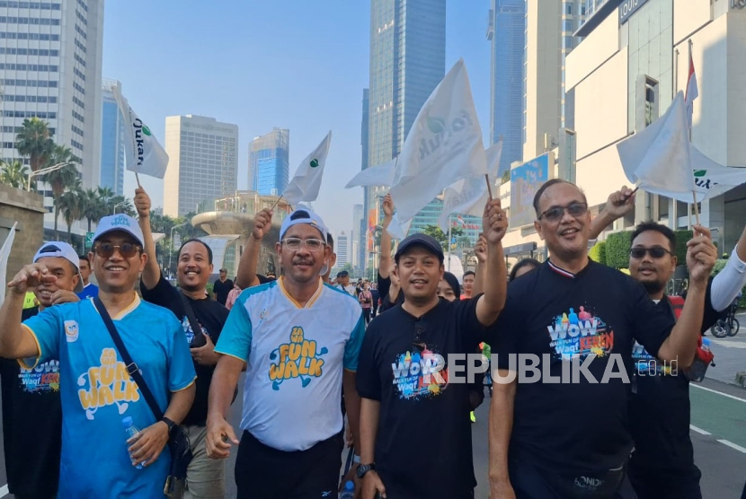Wakil Ketua Umum Forjukafi Idy Muzayyad (tengah berbaju hitam) dan Direktur Jenderal Bimbingan Masyarakat Islam Kementerian Agama RI Abu Rokhmad (tengah berbaju putih) dalam acara Zakat Wakaf Funwalk di Jakarta pada Ahad (21/9/2025).