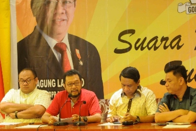 Wakil Ketua Umum Golkar kubu Agung Laksono, Yorrys Raweyai didampingi Sekjen Golkar Zainudin Amali.