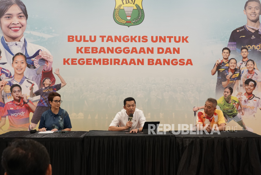 Wakil Ketua Umum I PP PBSI Taufik Hidayat (tengah).