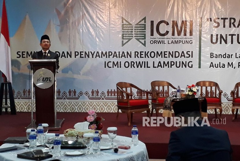 Wakil Ketua Umum ICMI Priyo Budi Santoso menjadi pembicara pada Seminar di Bandar Lampung, Rabu (28/3). 