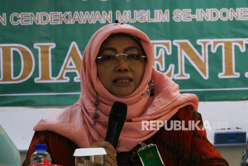  Wakil Ketua Umum ICMI Sri Astuti Bukhari menyampaikan pernyataan sikap ICMI terkait dengan kasus kejahatan seksual terhadap anak, di Jakarta, Kamis (19/5). (Republika / Darmawan)