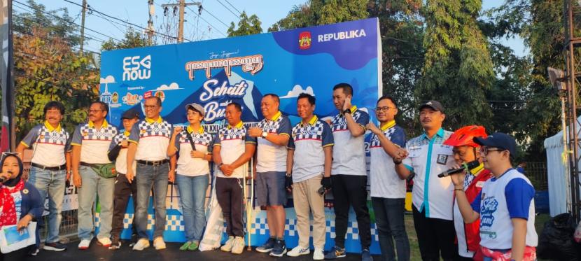 Wakil Ketua Umum III KONI DIY, GKR Bendara (kelima kiri) turut menyemangati atlet dan kontingen DIY yang berlaga di PON XXI Aceh-Sumut 2024 melalui Fun Bike Sehati untuk Bumi yang digelar di Lapangan Kenari, Kota Yogyakarta, Sabtu (20/7/2024).