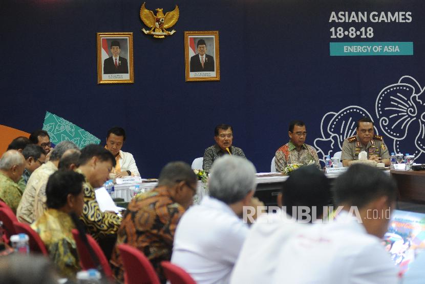 Wakil Ketua umum KOI Muddai Madang, Menteri Pemuda dan Olahraga RI, Imam Nahrawi, Wakil Presiden RI Jusuf Kalla, Ketua Umum KONI Tono Suratman, Chief de Mission Komjen Pol Syafruddin (kiri ke kanan) bersiap melakukan rapat persiapan Asian Games 2018.