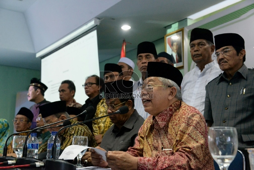 Wakil Ketua Umum Majelis Ulama Indonesia (MUI) K.H. Maruf Amin menyampaikan keterangan pers terkait tragedi Tolikara pada Hari Raya Idul Fitri lalu, di kantor MUI, Jakarta, Rabu (22/7).  (Republika/Prayogi)