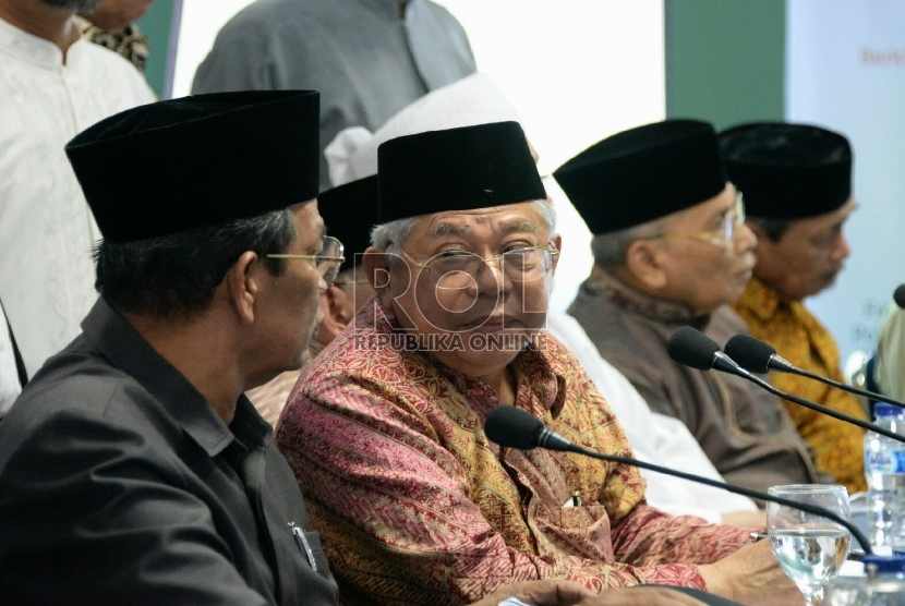 Wakil Ketua Umum Majelis Ulama Indonesia (MUI) K.H. Maruf Amin menyampaikan keterangan pers terkait tragedi Tolikara pada Hari Raya Idul Fitri lalu, di kantor MUI, Jakarta, Rabu (22/7).  (Republika/Prayogi)