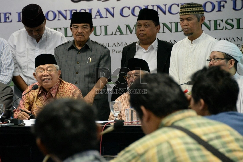 Wakil Ketua Umum Majelis Ulama Indonesia (MUI) K.H. Maruf Amin menyampaikan keterangan pers terkait tragedi Tolikara pada Hari Raya Idul Fitri lalu, di kantor MUI, Jakarta, Rabu (22/7).  (Republika/Prayogi)