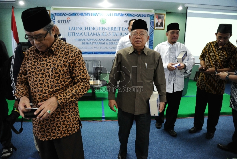 Wakil Ketua Umum Majelis Ulama Indonesia (MUI) Ma'aruf Amin (tengah) berjalan usai me-launcing kegiatan di kantor Pusat MUI,Jakarta,Kamis (21/5).