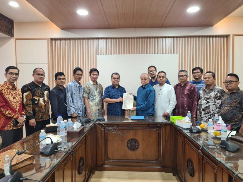 Wakil Ketua Umum MUI Anwar Abbas menyerahkan surat kuasa hukum kepada ketua tim advokat Pembela Pancasila, M Ikhsan Tanjung di Jakarta, Jumat (14/03/2023).