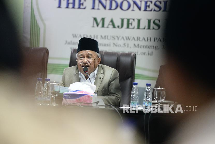 Wakil Ketua Umum MUI KH Muhyiddin Junaidi didampingi pimpinan MUI saat memimpin pertemuan dengan pimpinan ormas Islam tingkat pusat di Gedung MUI Pusat, Jakarta, Kamis (12/3).