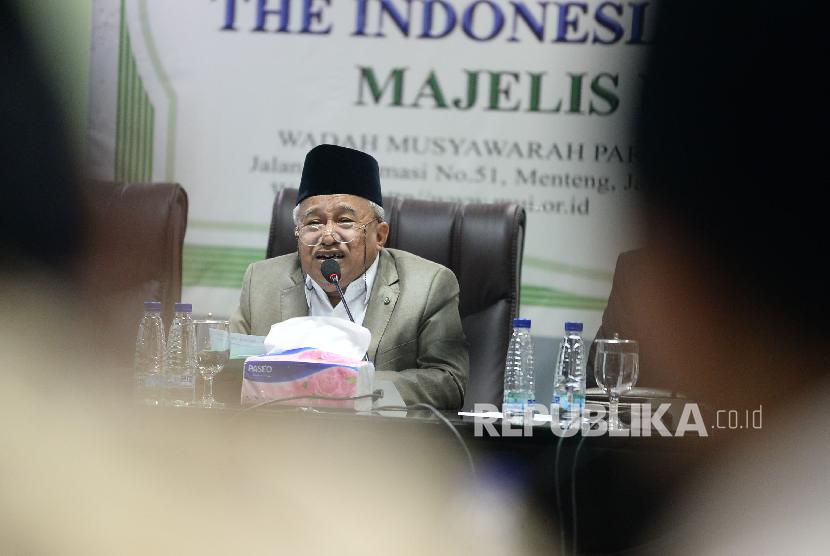 MUI Bolehkan Sholat Jumat di Kawasan Terkendali Covid-19. Foto Wakil Ketua Umum MUI KH Muhyiddin Junaidi didampingi pimpinan MUI saat memimpin pertemuan dengan pimpinan ormas Islam tingkat pusat di Gedung MUI Pusat, Jakarta, Kamis (12/3).