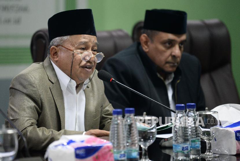 Wakil Ketua Umum MUI KH Muhyiddin Junaidi (kiri) 