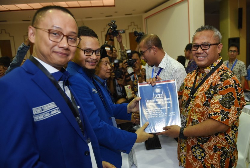 Wakil Ketua Umum PAN Hanafi Rais (kedua kiri) didampingi Sekjen Eddy Soeparno (kiri) menyerahkan berkas pendaftaran partai kepada Ketua KPU Arief Budiman (kanan) di KPU Pusat, Jakarta, Jumat (13/10). PAN secara resmi mendaftar sebagai peserta Pemilu 2019. 