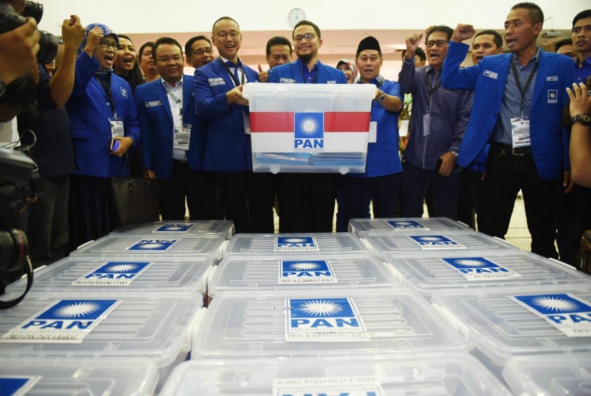 Wakil Ketua Umum PAN Hanafi Rais (tengah) didampingi Sekjen Eddy Soeparno (tengah kiri) menunjukkan berkas pendaftaran Pemilu 2019 di KPU Pusat, Jakarta, Jumat (13/10). PAN secara resmi mendaftar sebagai peserta Pemilu 2019. 