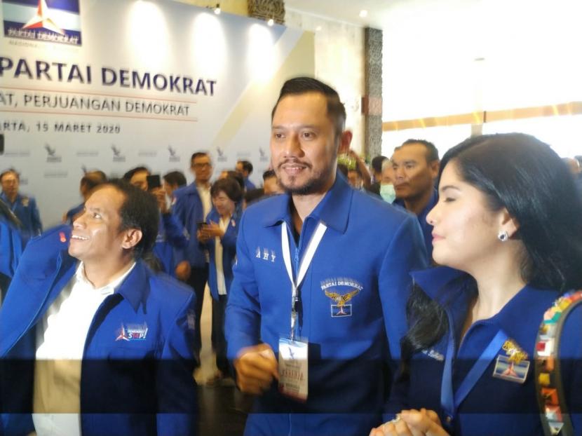 Wakil Ketua Umum Partai Demokrat Agus Harimurti Yudhoyono (AHY) tiba di JCC Senayan, Jakarta, Ahad (15/3). (Republika/Febrianto Adi Saputro)