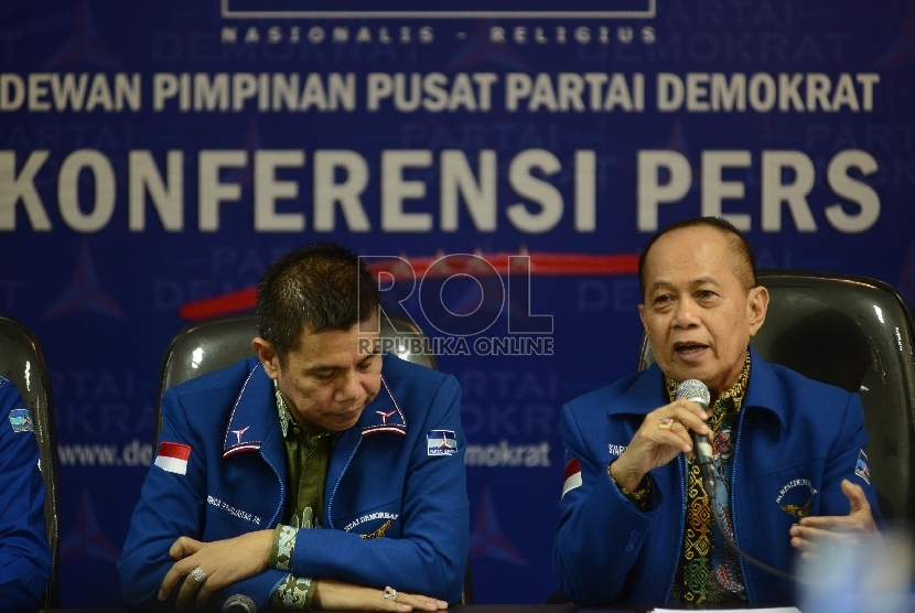    Wakil Ketua Umum Partai Demokrat Syarif Hasan (kanan) memberikan keterangan kepada media saat konferensi pers Partai Demokrat Bersama Sekjen Partai Demokrat Hinca Panjaitan (kiri) yang diadakan di Jakarta, Ahad (6/9). (Republika/Raisan Al Farisi)