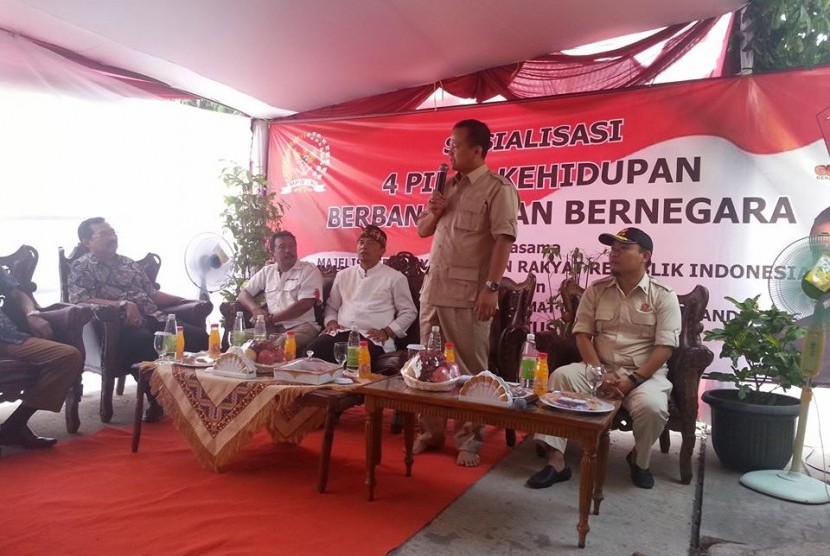 Wakil Ketua Umum Partai Gerindra Edhy Prabowo (berdiri).
