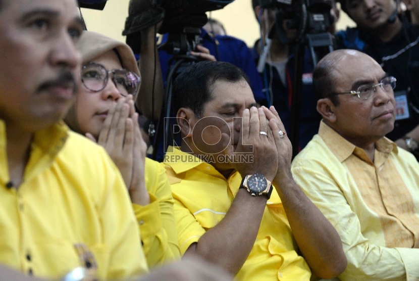 Wakil Ketua Umum Partai Golkar Nurdin Halid bersama fungsionaris Partai Golkar kubu ARB usai mengikuti sidang di PTUN, Jakarta, Senin (18/5).  (Republika/Wihdan)