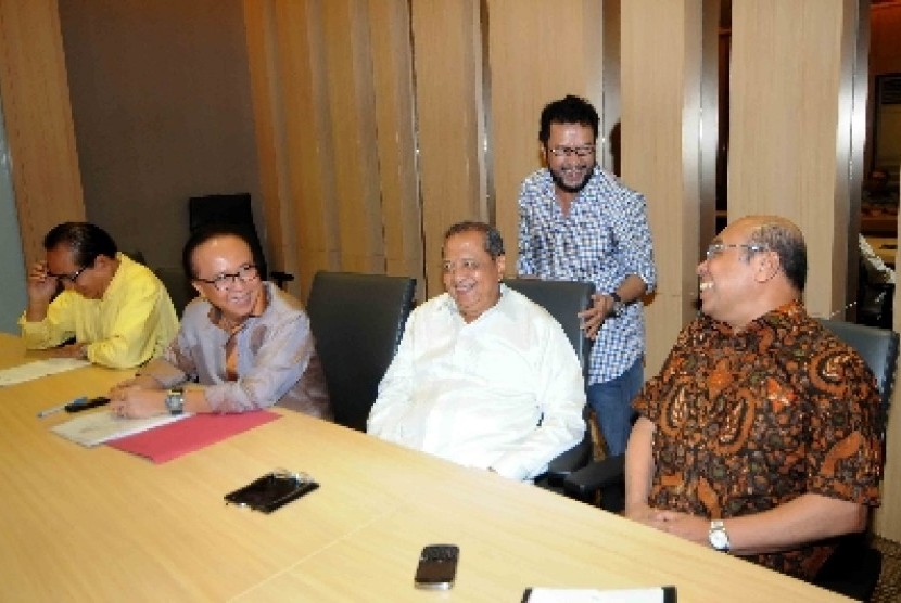 Wakil Ketua Umum Partai Golkar Versi Munas Jakarta Yorrys Raweyai (tengah).