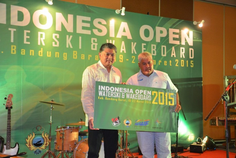 Wakil Ketua umum PB PSAWI Danny Boestami (kiri) bersama Presiden Federasi Internasional Ski Air dan Wakeboard (IWWF) Asia, Australasia Oceania, Paul Fong pada Opening Ceremony Indonesia Open 2015 di Bandung, Jumat malam (20/3) (Photo: Rachmat Santosa)