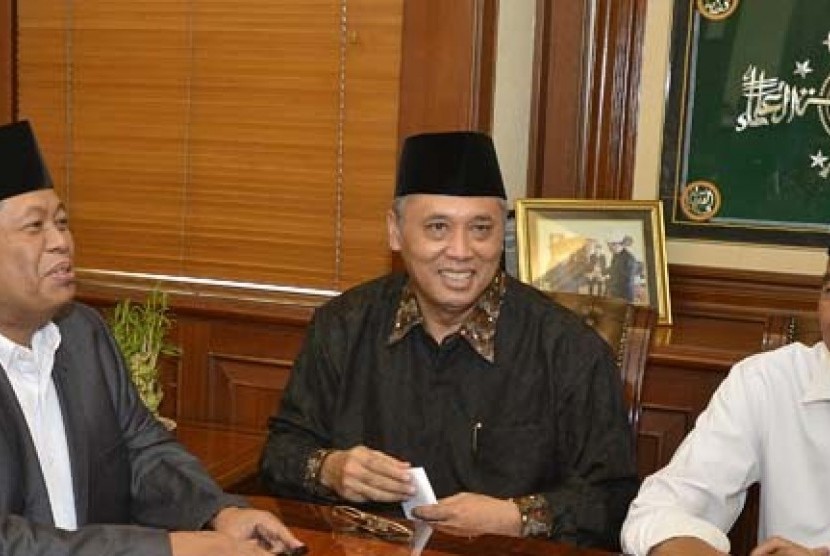  Wakil Ketua Umum PBNU As'ad Said Ali  (tengah) bersama Presiden Jokowi dan Sekjen PBNU Marsudi Syuhud