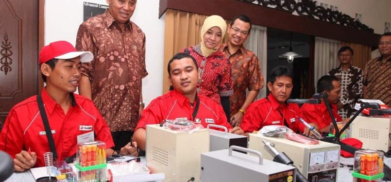 Wakil Ketua Umum PBNU As’ad Said Ali bersama GM Community Management & New Segment Telkomsel Yunita Primastuti dan GM Retail Management Telkomsel Hasan Kurdi menyaksikan pelatihan wirausaha dan reparasi ponsel di Jakarta (13/8). 
