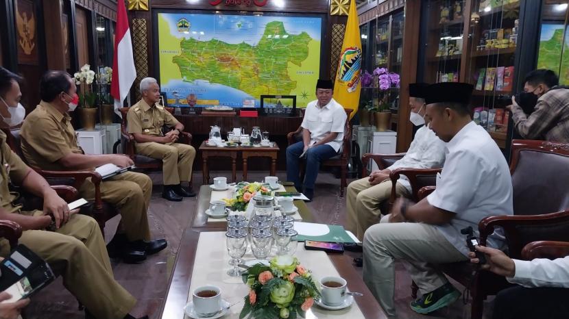 Wakil Ketua Umum PBNU, KH Nusron Wahid  (baju putih) menemui Gubernur Jawa Tengah Ganjar Pranowo, Senin (28/11/2022).