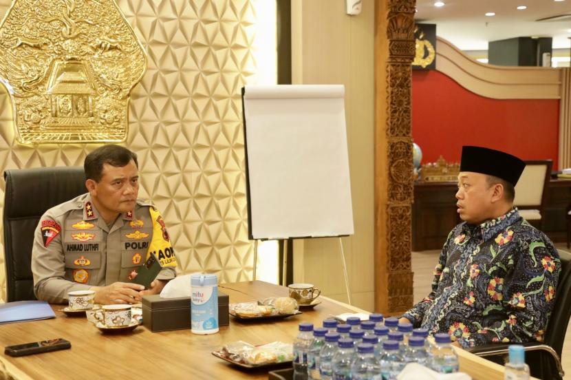 Wakil Ketua Umum PBNU, Nusron Wahid bertemu dengan Kapolda Jawa Tengah Irjen Pol. Ahmad Luthfi, di Polda Jawa Tengah, Kamis (22/12). Pertemuan ini untuk rapat koordinasi keamanan Porseni NU 2023.  