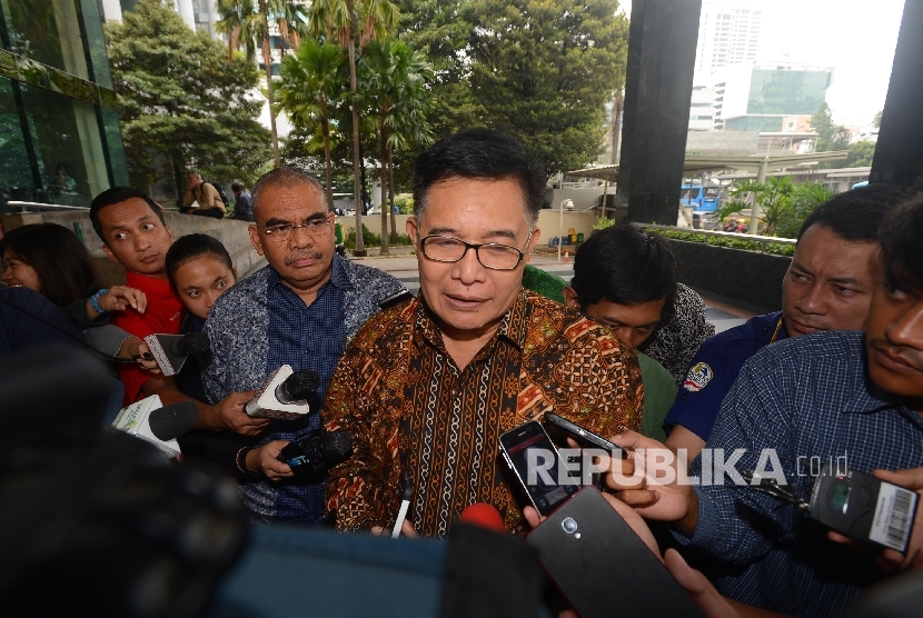 Wakil Ketua Umum PPP hasil Muktamar Bandung Emron Pangkapi (tengah)