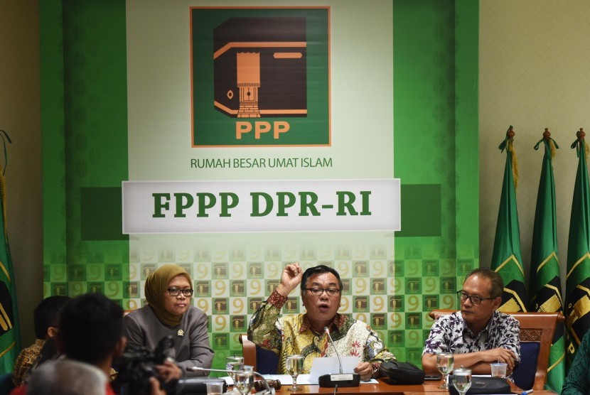 Wakil Ketua Umum PPP Hazrul Azwar (tengah) didampingi Sekjen Aunur Rofiq (kanan) dan Ketua DPP Ermalena (kiri) memberikan keterangan mengenai kabar ditangkapnya politisi PPP Ivan Haz terkait kasus narkoba di Kompleks Parlemen Senayan, Jakarta, Selasa (23/2